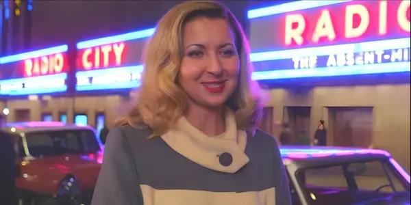Hedy stojící před Radio City v Marvelous Mrs Maisel