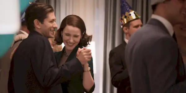 Michael Zegan jako Joel a Rachel Brosnahan jako Midge ve filmu The Marvelous Mrs Maisel