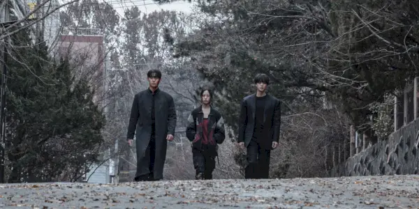 Eun-hyeok, Eun-yu und Hyun-su gehen in Staffel 3 von Sweet Home gemeinsam spazieren