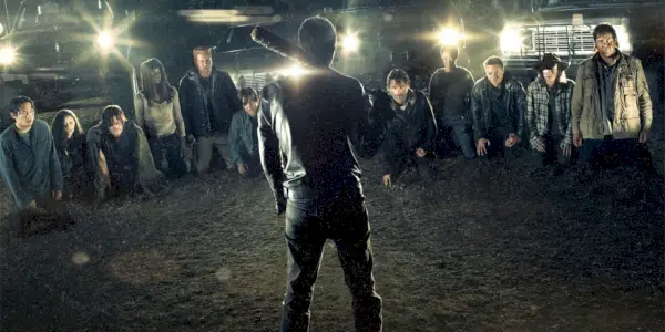 Negan holder sit bat foran Rick