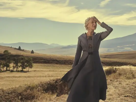 Helen Mirren donnant sur la campagne à Yellowstone 1923