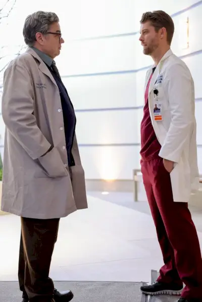 Oliver Platt nel ruolo del dottor Daniel Charles, Luke Mitchell nel ruolo del dottor Mitch Ripley in Chicago Med, stagione 9