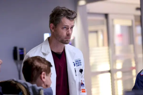 Luke Mitchell nel ruolo del dottor Mitch Ripley in Chicago Med, stagione 9
