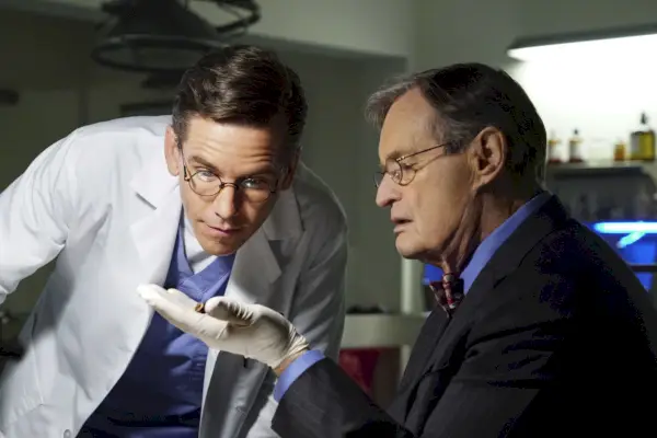 Brian Dietzen dans le rôle de Jimmy Palmer et David McCallum dans le rôle du Dr Donald Ducky Mallard dans NCIS