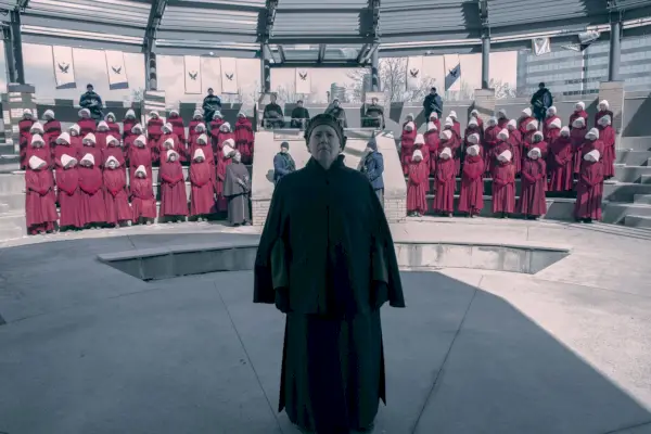 ann dowd, služebná