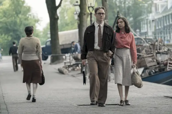 Bel Powley, Joe Cole, mazs gaismas