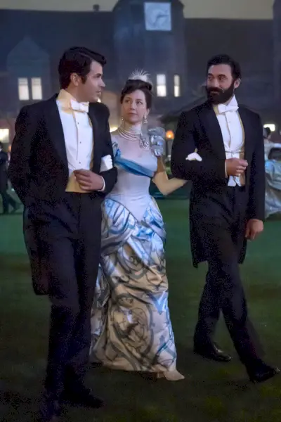 harry richardson, carrie coon, morgan spector, the gilded age, sæson 2