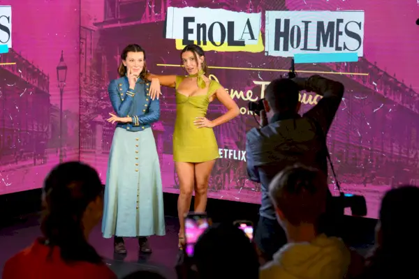 Millie Bobby Brown en het wassenbeeldenmuseum Enola Holmes bij Madame Tussauds Londen