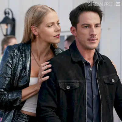 Lily Cowles, Michael Trevino, Roswell, Nuovo Messico