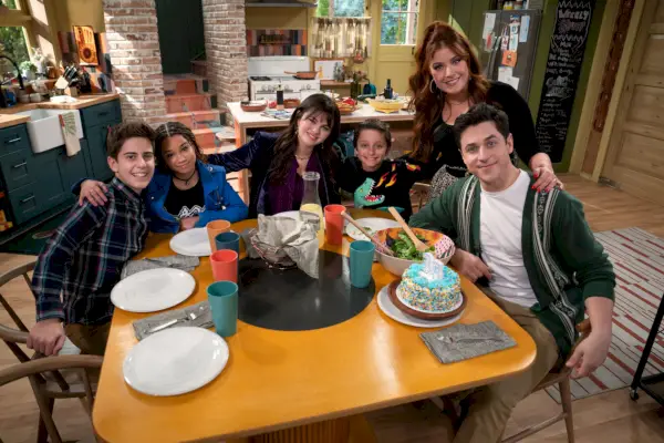 Selena Gomez, David Henrie, alkaio thiele, Janice Leann Brown, Max Matenko, Mimi Gianopulos, burtininkai už banguojančios vietos
