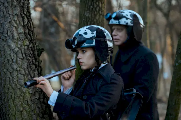 Jenna Ortega als Wednesday Addams und Fred Armisen als Onkel Fester in Wednesday Staffel 1