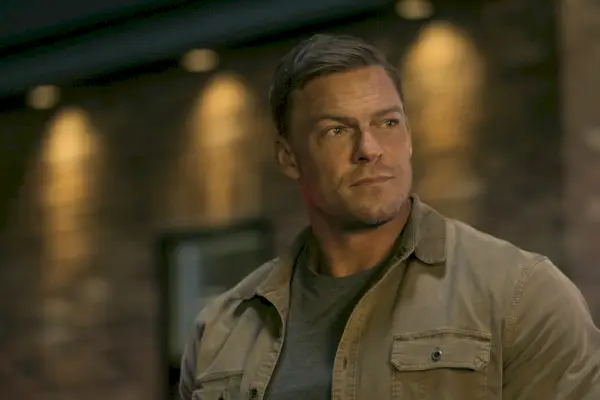 alanas ritchsonas, pasiekęs 2 sezonas