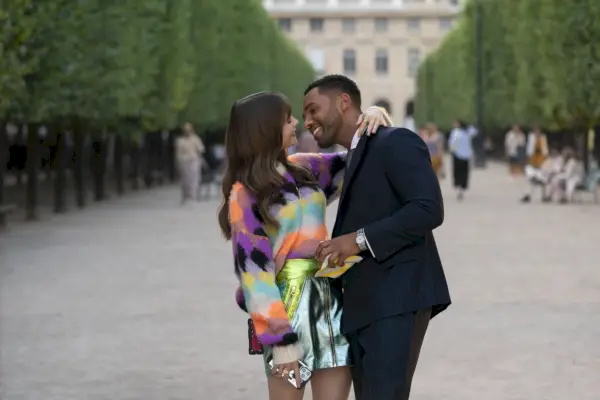 Lily Collins, Lucien Laviscount, Emily in Parijs, seizoen 3