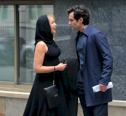 Penn Badgley y Anna Camp filmándote la temporada 5