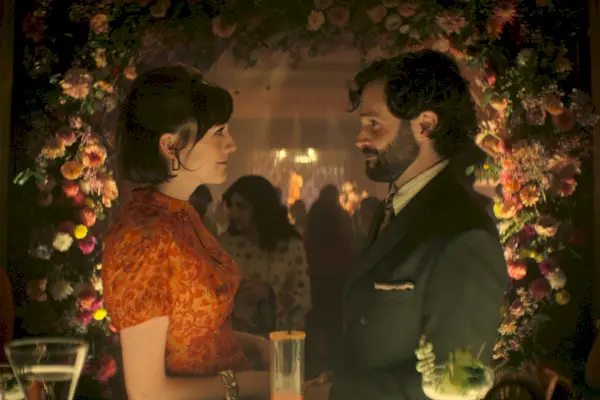 charlotte ritchie como kate, penn badgley como joe goldberg en ti temporada 4