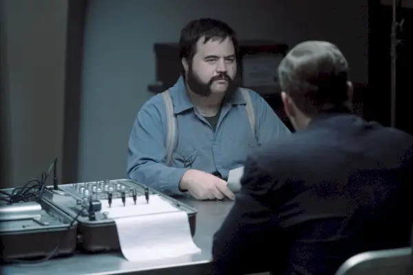 Paul Walter Hauser jako Larry Hall w „Czarnym ptaku”.