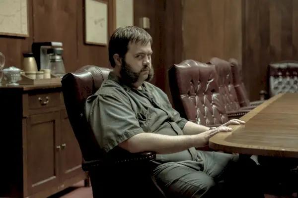 Paul Walter Hauser jako Larry Hall w „Czarnym ptaku”.