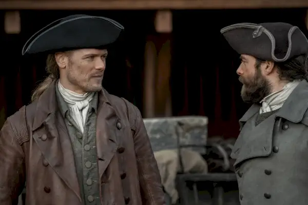 Sam Heughan como Jamie Fraser, Richard Rankin como Roger Wakefield Outlander, 6ª temporada