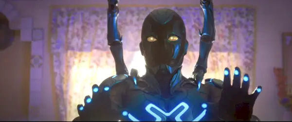 Jaime Reyes em besouro azul usando sua armadura