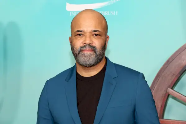 Jeffrey Wright besucht die Premiere von Asteroid City und trägt eine dunkelblaue Jacke und ein schwarzes Oberteil