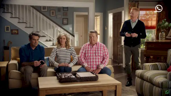 ty burrell, julie bowen, eric stonestreet, jesse tyler ferguson, anunci de whatsapp familiar modern