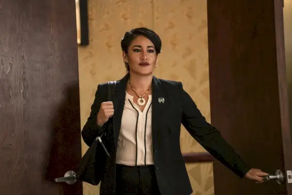 q'orianka kilcher kaip angela mėlynas perkūnas geltoname akmenyje
