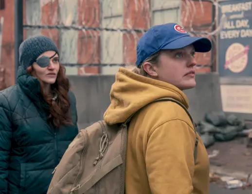 Madeline Brewer nel ruolo di Janine, Elisabeth Moss nel ruolo di June, l'ancella