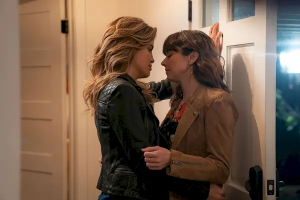 natalie morales kaip Michelle ir Linda Cardellini kaip judy in dead to me 2 sezonas per Netflix