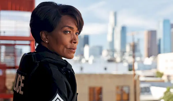 Angela Bassett Net Worth: Hvordan hun gikk fra å få 'minimum' til å tjene $450 000 per episode 9-1-1