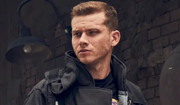 Wer ist Oliver Starks Freundin? Der 9-1-1-Star zog mit seiner Liebe ein, bevor sie sich überhaupt trafen