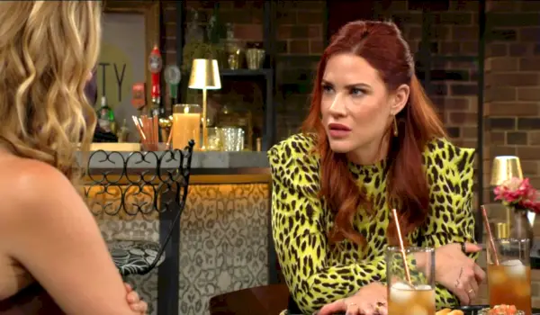 Sally y Summer hablan de trabajo Y&R