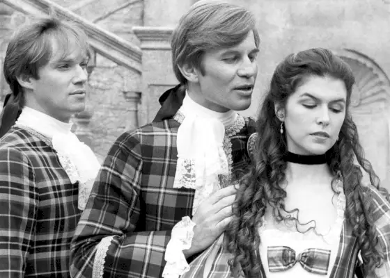 På 'Anna-versary' for Finola Hughes' General Hospital-debut, tag en tur ned ad Memory Lane med et fotoalbum fuld af karrierehøjdepunkter