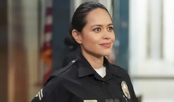 Alyssa Diaz vom Rookie war zur gleichen Zeit schwanger wie Lopez‘ erste Schwangerschaft – ihre Figur erwartet wieder etwas