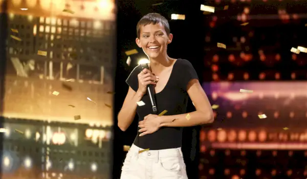 מה קרה ל-Nightbirde ב-America's Got Talent? צפו בסיימון קאוול נקרע לאחר מחווה רגשית למתמודד המנוח