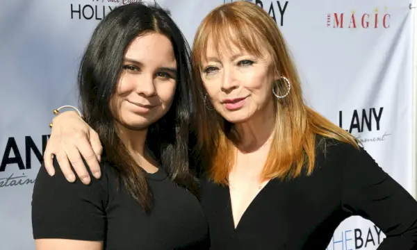 La figlia di Andrea Evans condivide gli ultimi momenti della mamma: 'Ci siamo tenuti per mano fino alla fine'