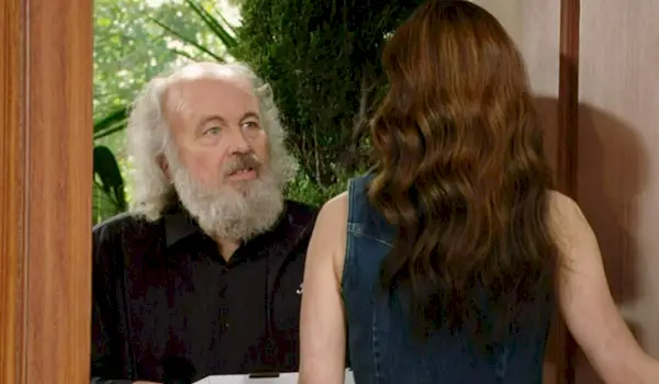 Tom rend une visite surprise à Poppy – et Steffy surprend Hope en train d'embrasser Thomas