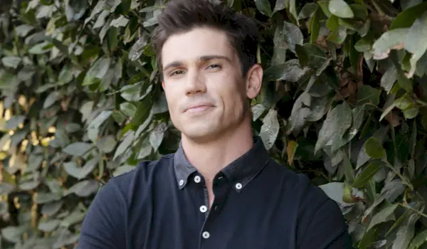 Tanner Novlan של Bold & Beautiful מנצנץ בחוף כל כך מנקר עיניים, מעריצה 'לגיט פשוט שברה את הצוואר' מצלפת בראשה כדי להעיף מבט