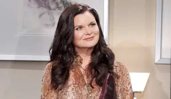 Heather Tom partage une mise à jour sur son statut audacieux et beau