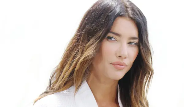 Jacqueline MacInnes Wood pozuje na grzbiecie konia w oszałamiającej sesji zdjęciowej ciążowej „Bucket List”
