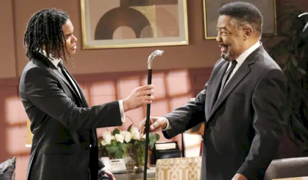 Theo porge ad Abe un bastone con il manico d'argento in Days of Our Lives
