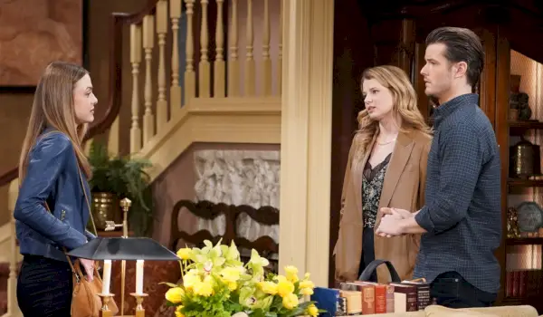 Claire가 Abbott manse Y&R에서 Summer와 Kyle과 이야기를 나누고 있습니다.