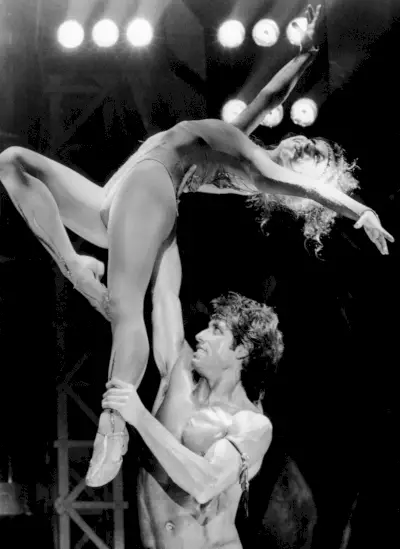 「STAYING ALIVE」、ジョン・トラボルタ、フィノラ・ヒューズを持ち上げる、1983年、©Paramount/提供:Everett Collection