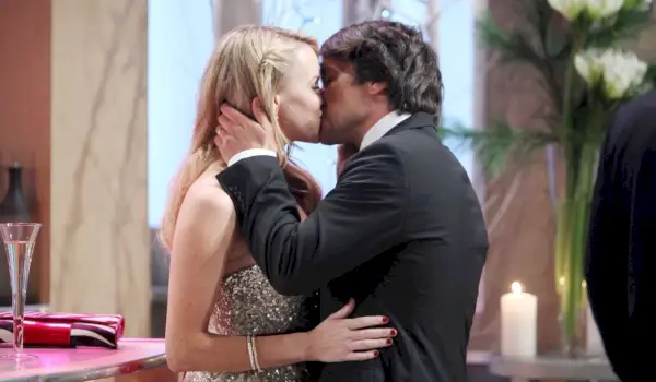 ダンテ・ファルコネリとルル・スペンサーが総合病院で結婚