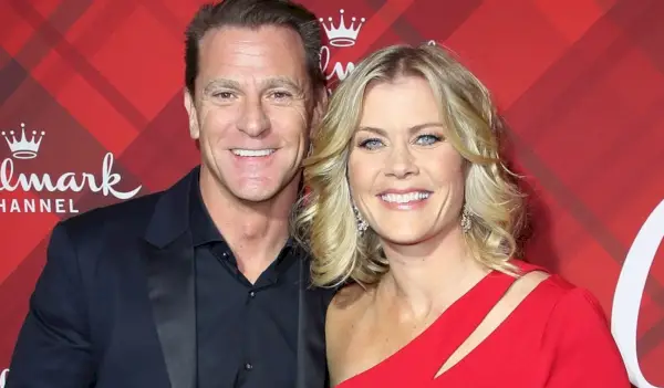 LOS ANGELES, CA – 4. DECEMBER: Herečka Alison Sweeney (R) a manžel David Sanov sa zúčastnili na premietaní Hallmark Channel