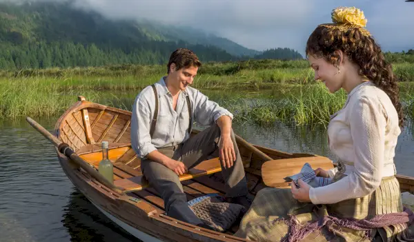 QUAND APPELLE LE COEUR, (de gauche à droite) : Daniel Lissing, Erin Krakow,