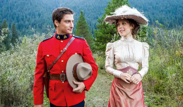 QUAND APPELLE LE COEUR, (de gauche à droite) : Daniel Lissing, Erin Krakow,