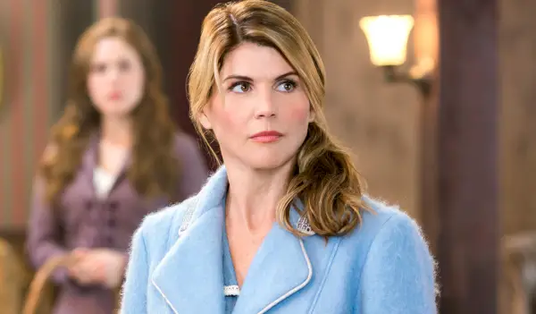 QUAND APPELLE LE COEUR, arrière de gauche à droite : Daniel Lissing, Erin Krakow, premier plan : Lori Loughlin dans