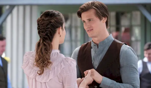 QUAND APPELLE LE COEUR, de gauche à droite : Eva Bourne, Jack Wagner, « Le cœur d'un père », (saison 7, ep. 702, diffusée le 1er mars 2020). photo : David Dolsen / ©Hallmark Channel / Courtesy Everett Collection