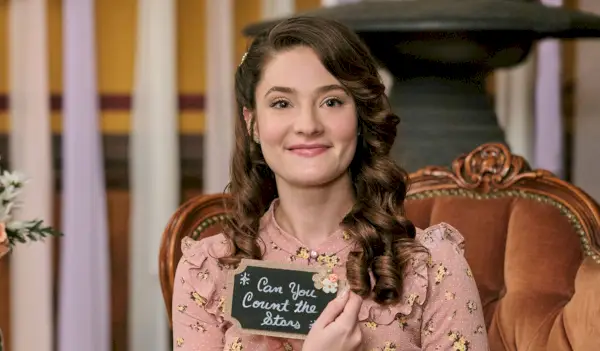 QUAND APPELLE LE CŒUR, Eva Bourne, « Un cadeau inattendu » (Saison 7, ep. 705, diffusée le 22 mars 2020). photo : David Dolsen / ©Hallmark Channel / Courtesy Everett Collection