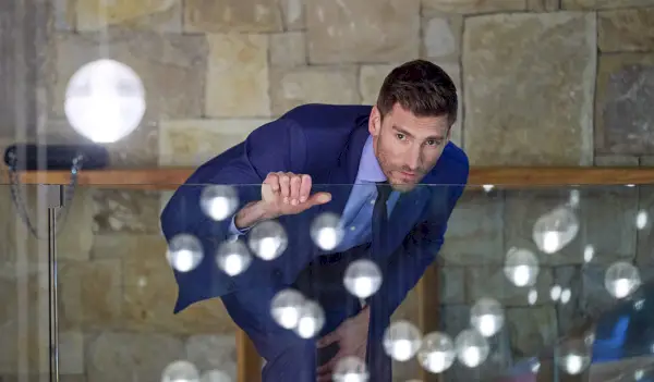 DYING FOR CHOCOLATE: A CURIOUS CATERER MYSTERY, (alias CURIOUS CATERER: DYING FOR CHOCOLATE), Andrew W. Walker, (vysielané 10. apríla 2022). foto: Craig Minielly /©Hallmark Movie Channel /Courtesy Everett Collection